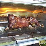 ternera asada lista para cortar en reciones asado de bueyes y animales enteros para fiestas moka catering