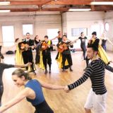 en niza amenizando una clase en la escuela de danza tuna de medicina de barcelona