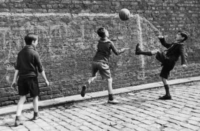 niños jugando en la calle niños jugando en la calle