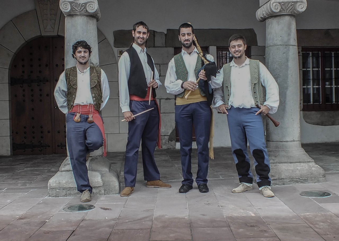 mariu y javichu gaiteros de Cantabria