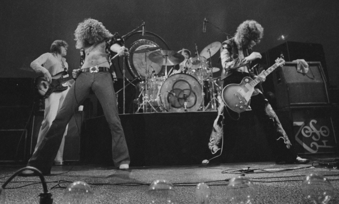 Led Zeppelin en concierto en 1975