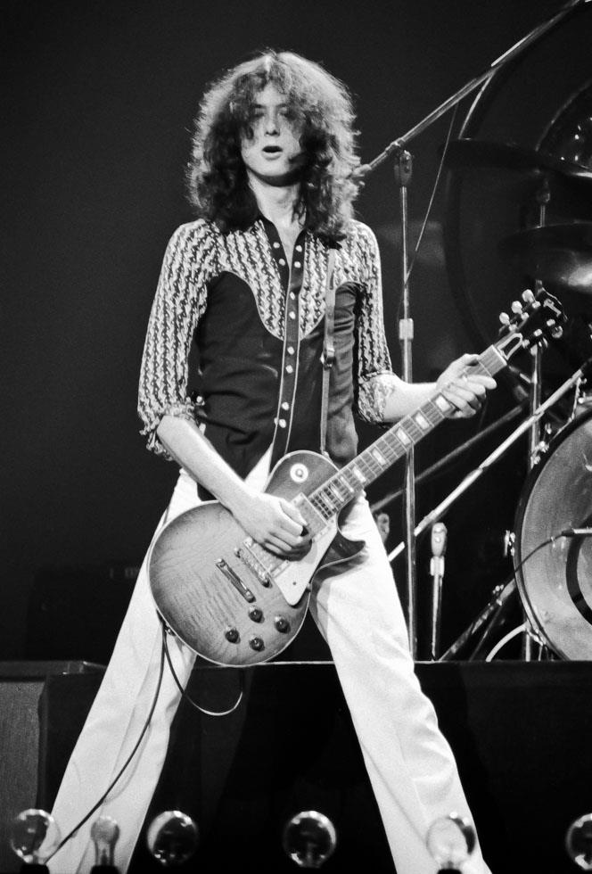 Jimmy Page durante un concierto de Led Zeppelin en 1975 (Lynn Goldsmith)