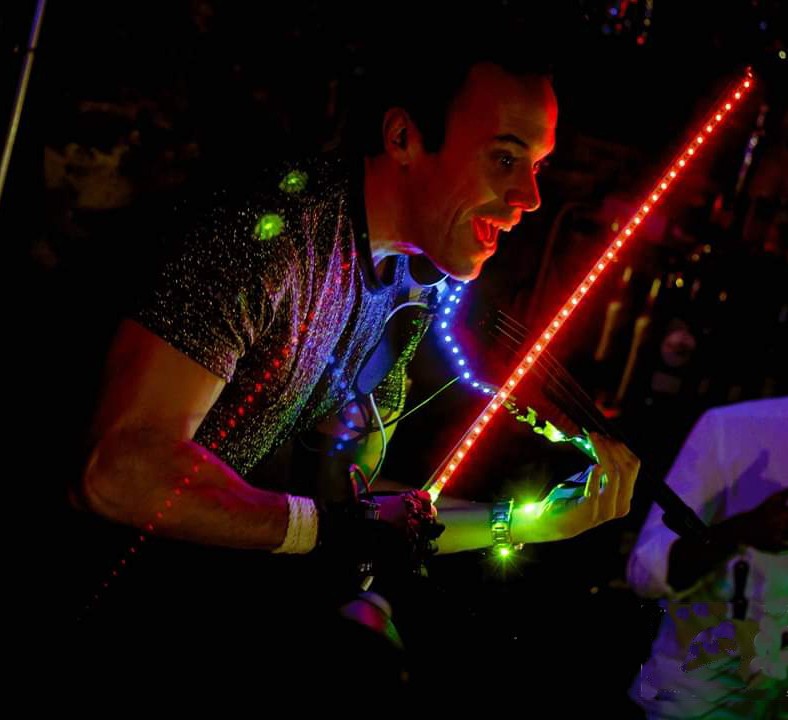 Óscar Electroviolin con luces en su espectáculo