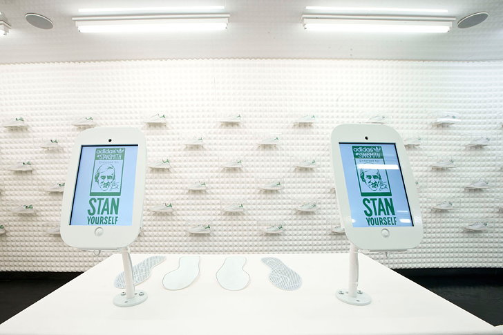 Tecnologia interactiva para eventos, personalizar zapatillas Stan Smith para un evento pop up de Adidas