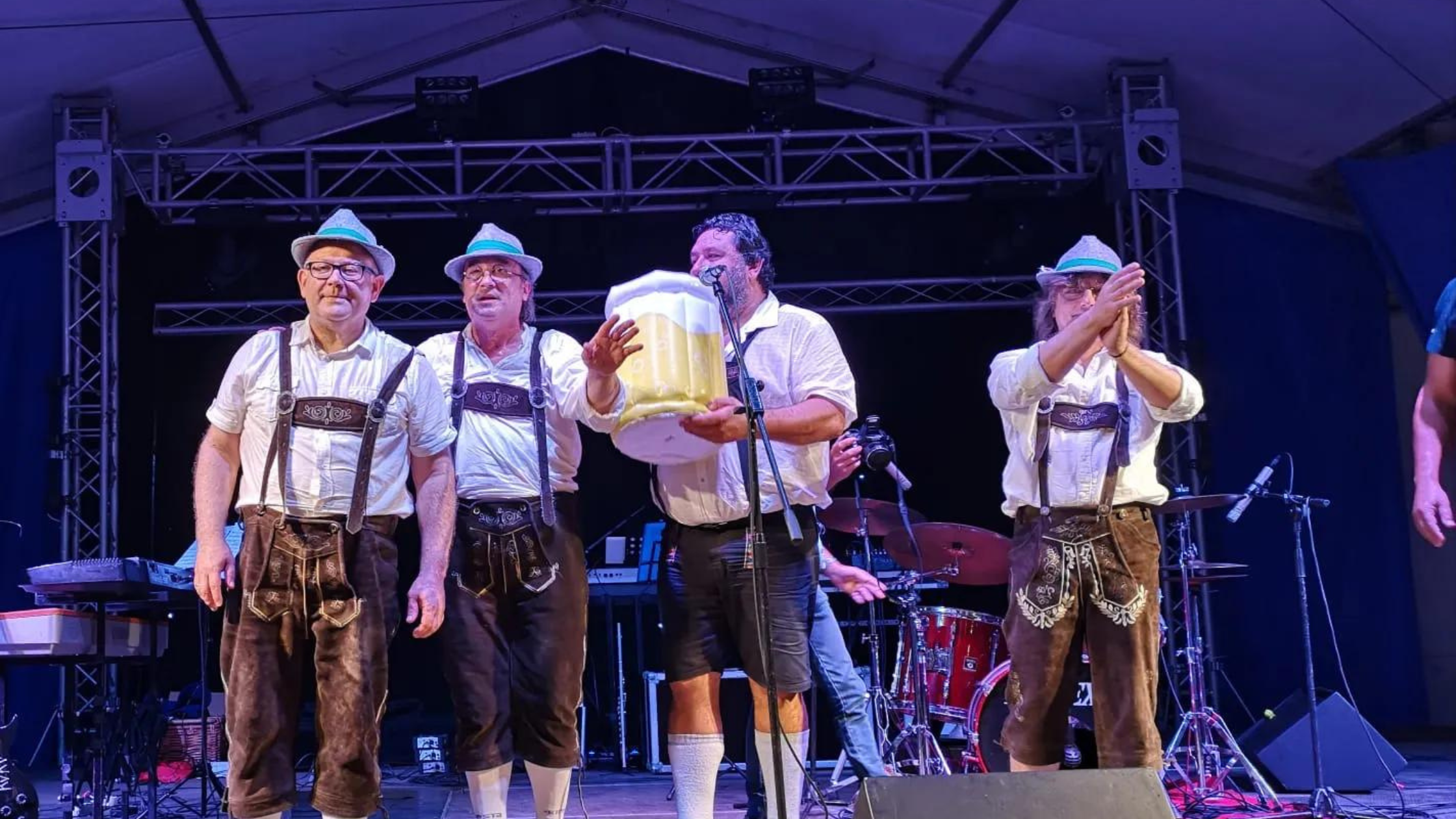 el grupo de música folk alemana especializado en fiestas Oktoberfest: Ein Prosit Polka 