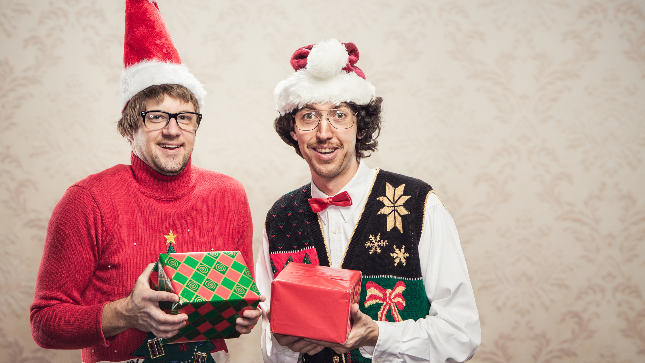 organizar un amigo invisible en una fiesta de jerséis navideños 