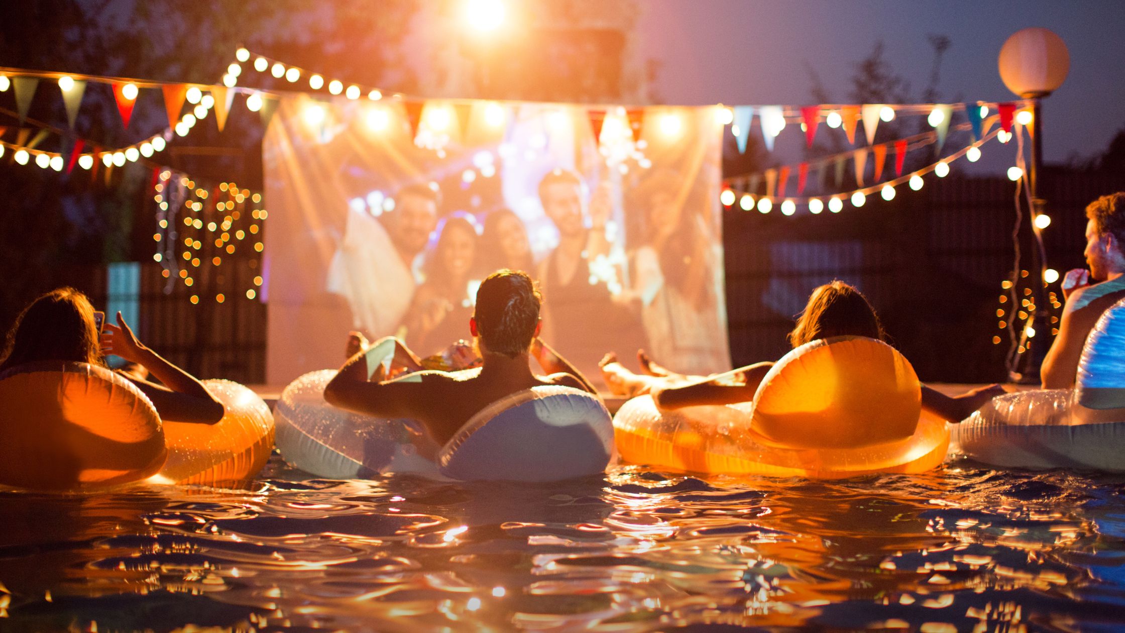organizar un cine de verano en una fiesta en la piscina (pool party)