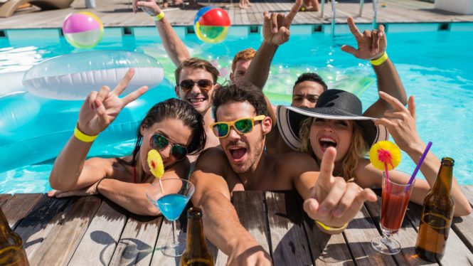 Ideas para organizar una pool party | La Factoría del Show