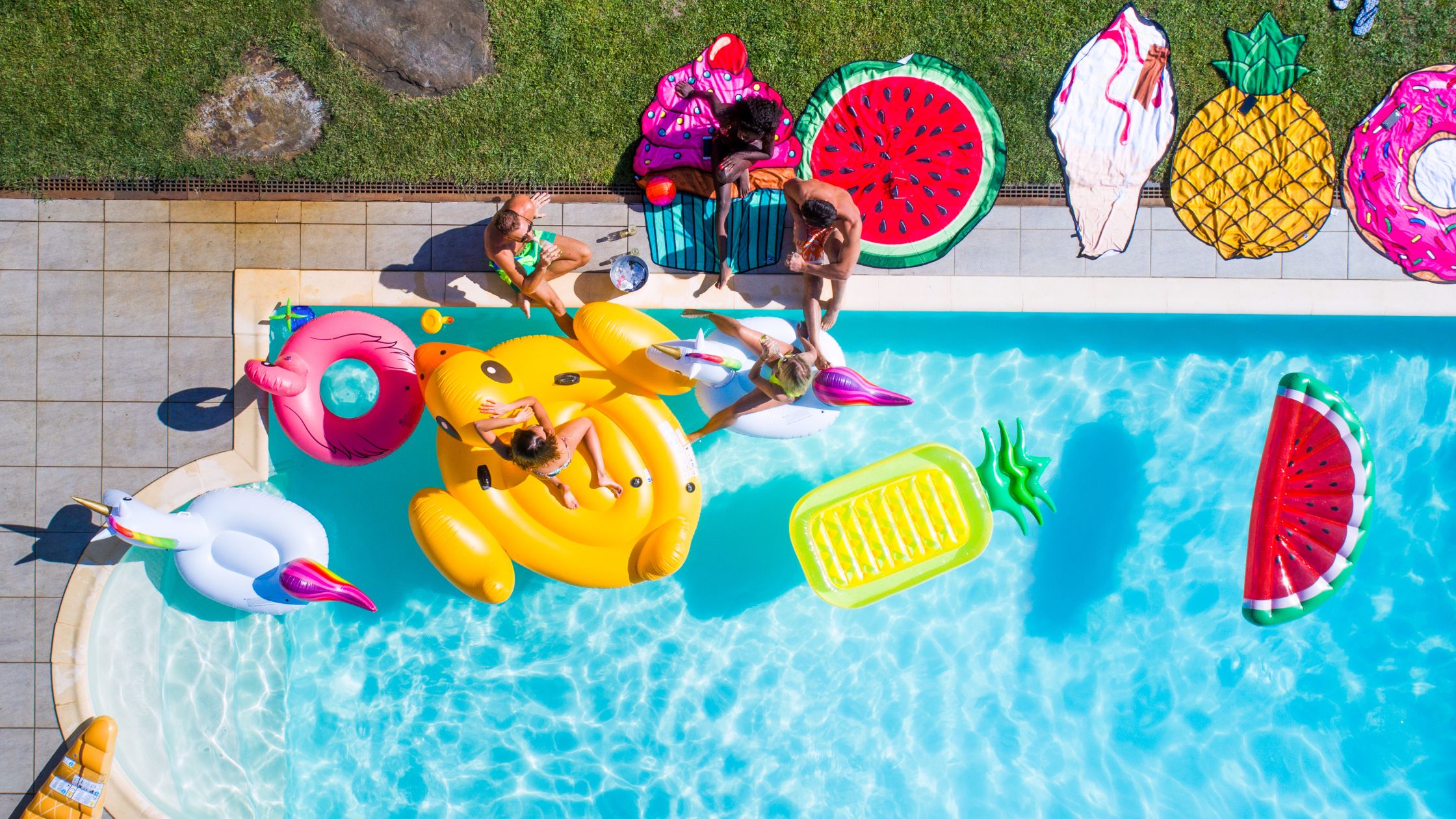 concurso de flotadores y colchonetas divertidas en una fiesta en la piscina (ideas pool party)
