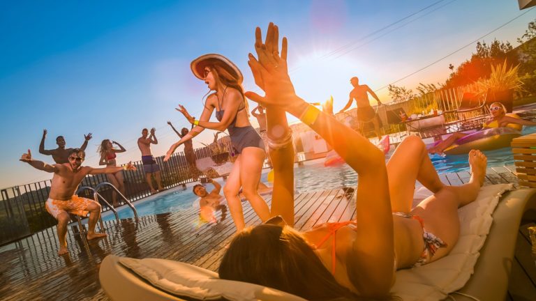 Ideas para organizar una pool party | La Factoría del Show