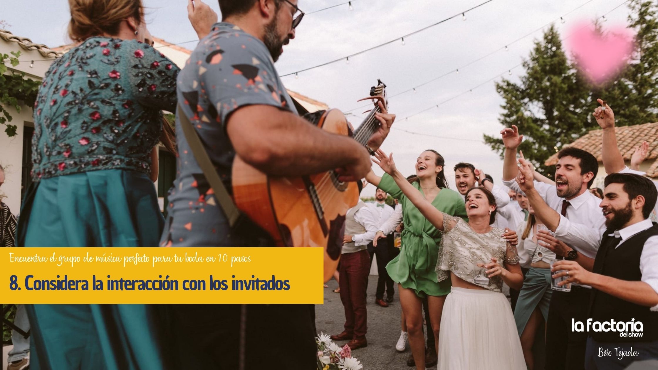 El grupo de versiones para fiestas de Beto Tejada demuestra que sabe animar al público en un boda.