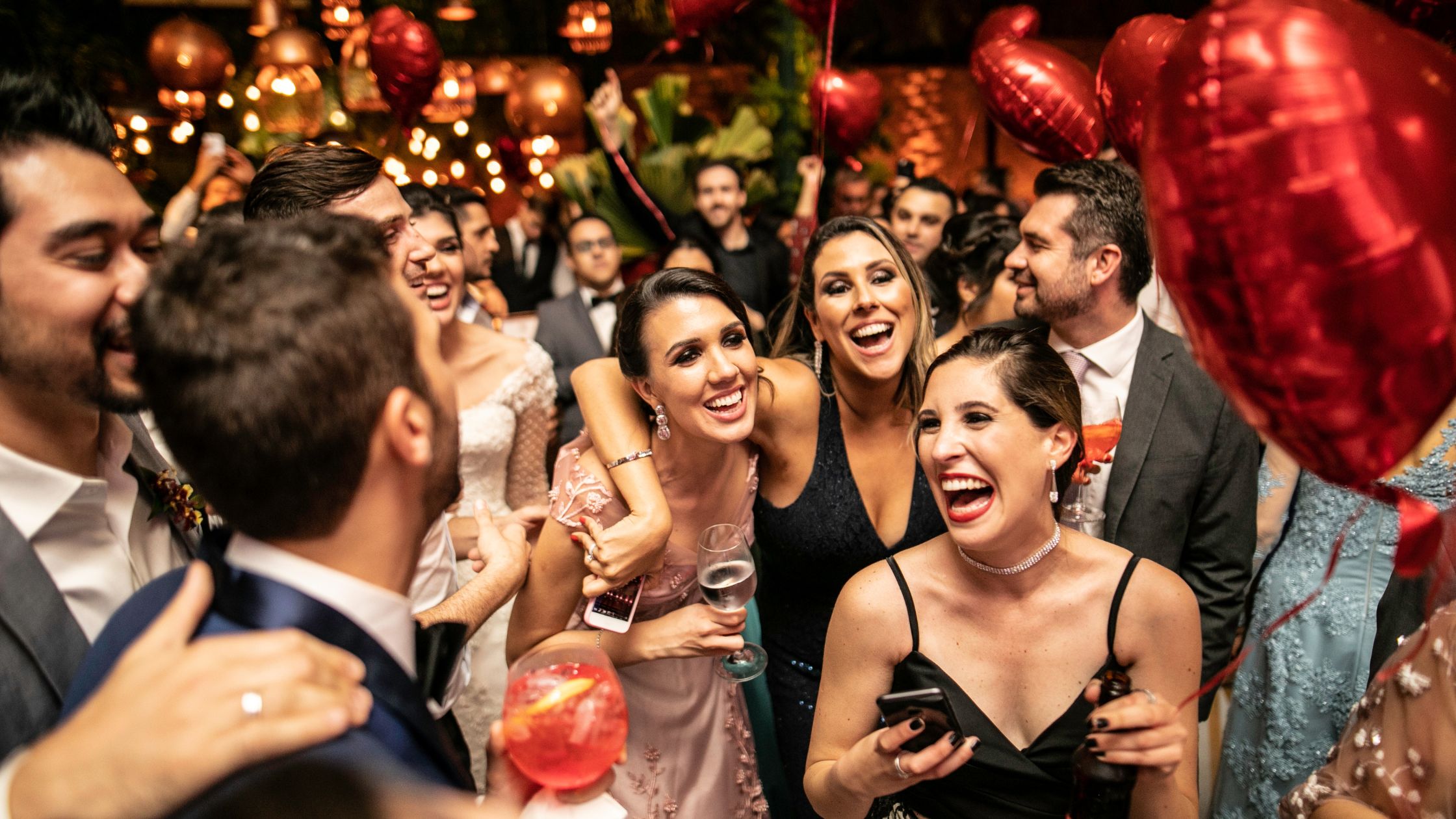 Un grupo de jóvenes amigos disfrutan de la fiesta de la barra libre de una boda en la que suenan sus canciones favoritas. 