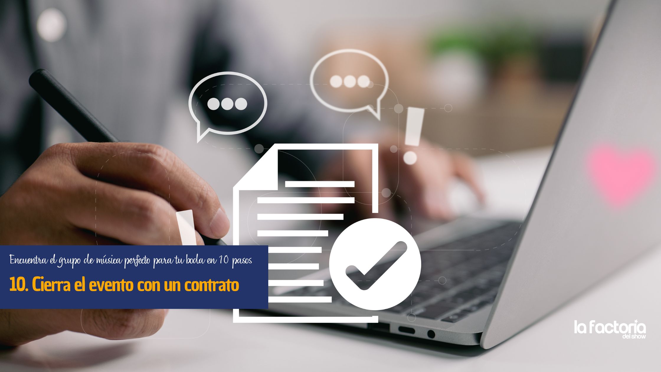 Una persona con un ordenador revisando el contrato del grupo de música que ha contratado para su boda. 