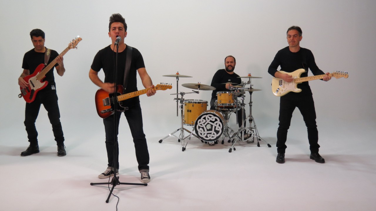 Pros y contras de contratar una banda de música en vivo para eventos.