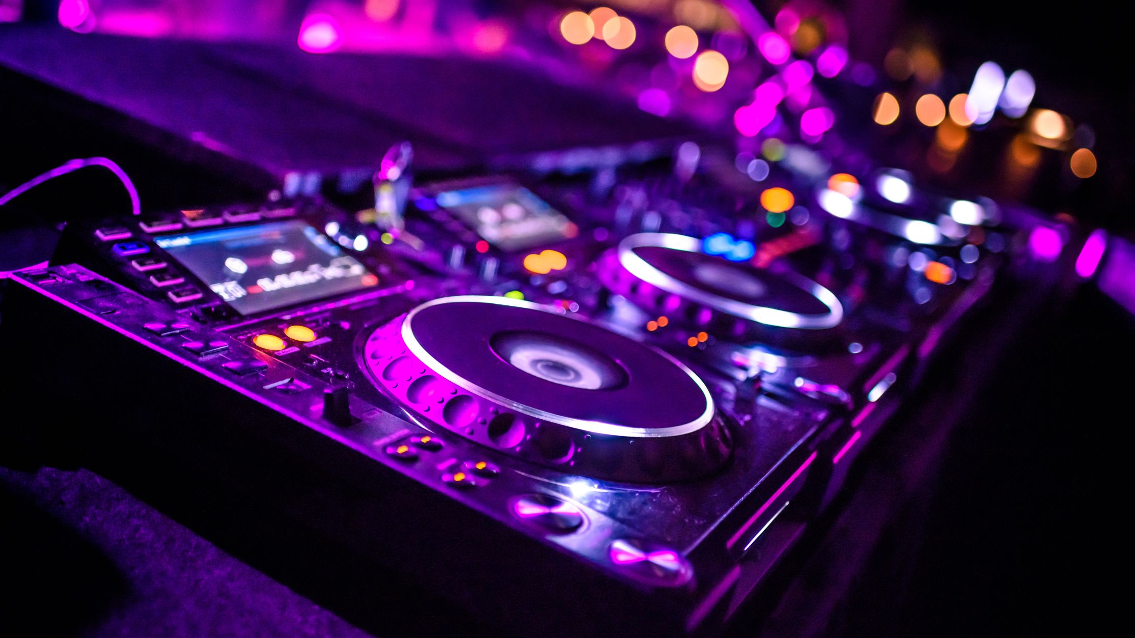 pros y contras de contratar un dj para fiestas