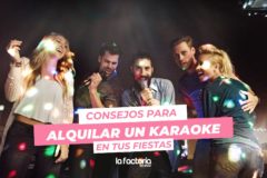 Fiesta con amigos cantando: este post es sobre consejos para alquilar un karaoke