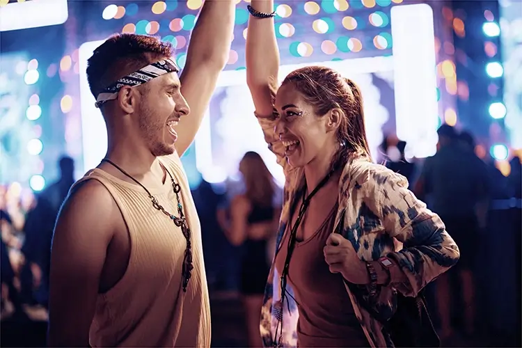 Una pareja baila en una fiesta con un grupo de música de baile